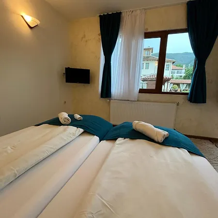 флора Vendégház