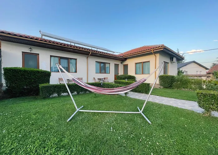 флора Къща за гости